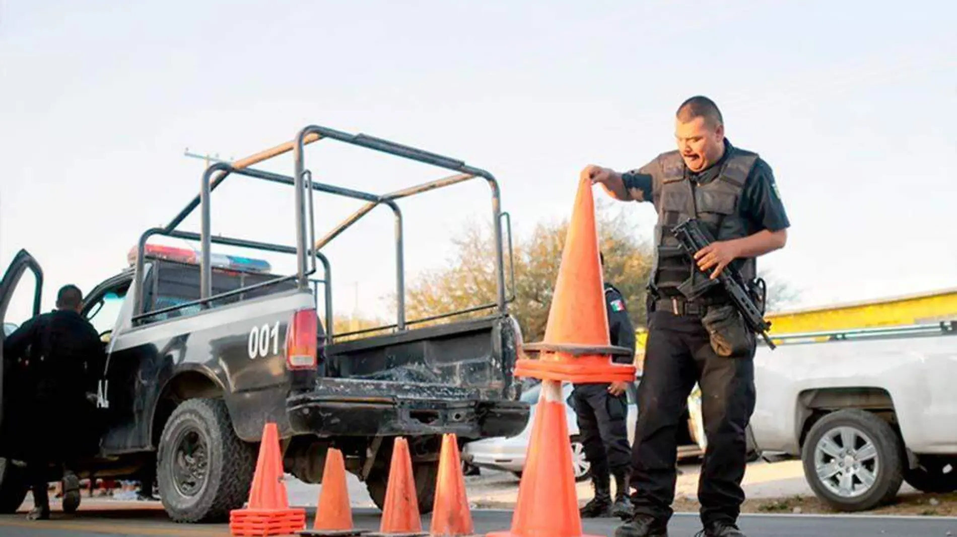 Policía municipal de San Luis Potosí colocando conos en vialidad carretera@1,25x